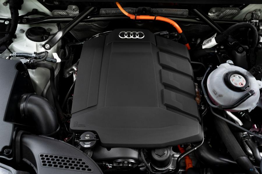 Моторный отсек Audi Q5 55 TFSI e Quattro S-Line 2019 года  (WW) (фото 22 из 43)